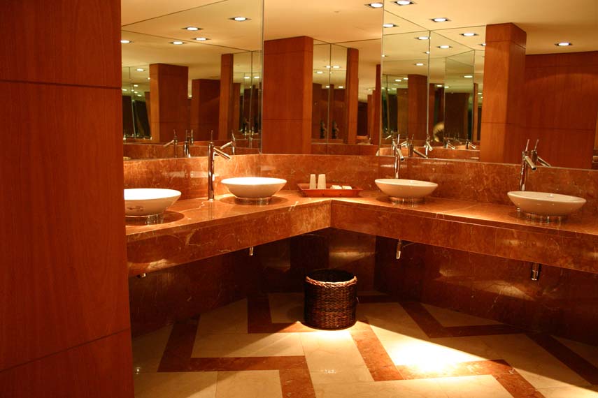 Aseo realizado en madera de cerezo, suelos en marmol con grecas, y espejos plata.