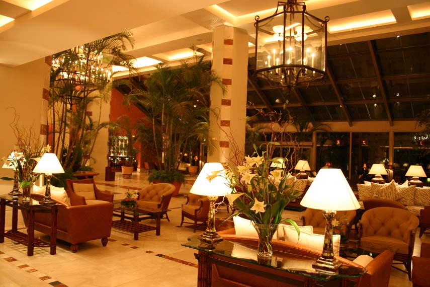 Arquiconcept realizo en Tenerife,el proyecto integral de interiores de las zonas sociales del HOTEL ABAMA.   
El lobby esta decorado con mobiliario de estilo colonial. La ambientacion deste hotel de lujo es suntuosa y rica en detalles...      