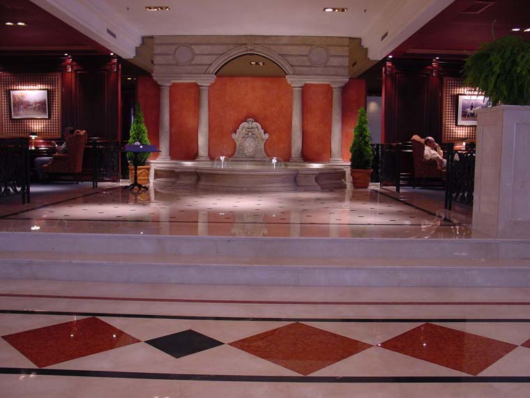 Luxury hotel design - 5 star hotels -  Fuente decorativa para separacion de ambientes entre la barra del Lobby-bar y la zona de estar. Hotel Emperador (Buenos Aires) 