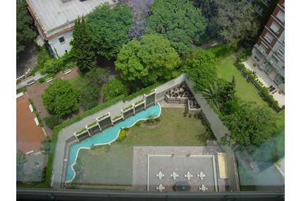 Vista aerea de jardin de hotel.

