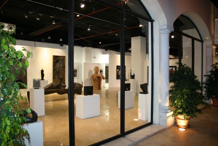 Galeria de Arte situada dentro de la zona comercial de un Hotel.